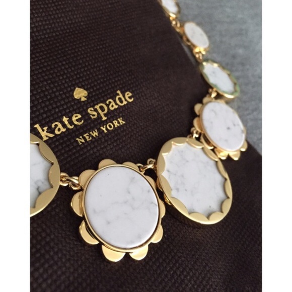 NWT Kate Spade White Punchy Petals Necklace - Picture 2 of 3